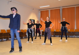 Tobiáš Košťal so svojím tanečným tímom3
