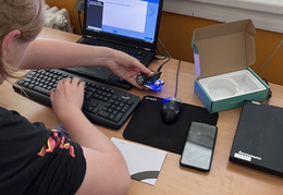 Výučba Pythonu pomocou micro:bitu - ukazuje fotografie v koreňovom adresári tohto albumu Výučba Pythonu pomocou micro:bitu
