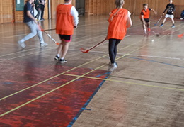 Prvácky floorbalový turnaj - ukazuje fotografie v koreňovom adresári tohto albumu Prvácky floorbalový turnaj