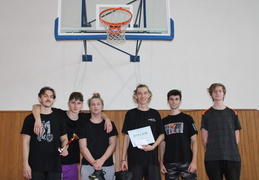 Celoškolský basketbalový turnaj - ukazuje fotografie v koreňovom adresári tohto albumu Celoškolský basketbalový turnaj