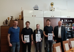 Ocenenie najlepším žiakom z maturitného ročníka - ukazuje fotografie v koreňovom adresári tohto albumu Ocenenie najlepším žiakom z maturitného ročníka