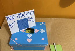Deň vďačnosti - ukazuje fotografie v koreňovom adresári tohto albumu Deň vďačnosti