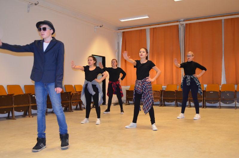 Tobiáš Košťal so svojím tanečným tímom3